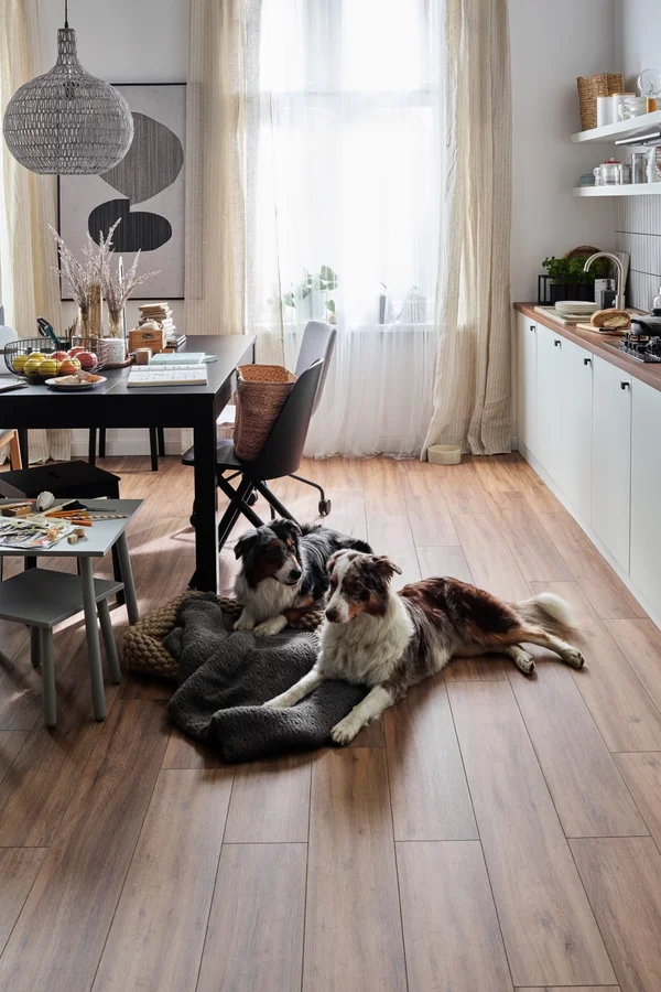 Lampa z naturalnym szarym kloszem nad kuchennym stołem